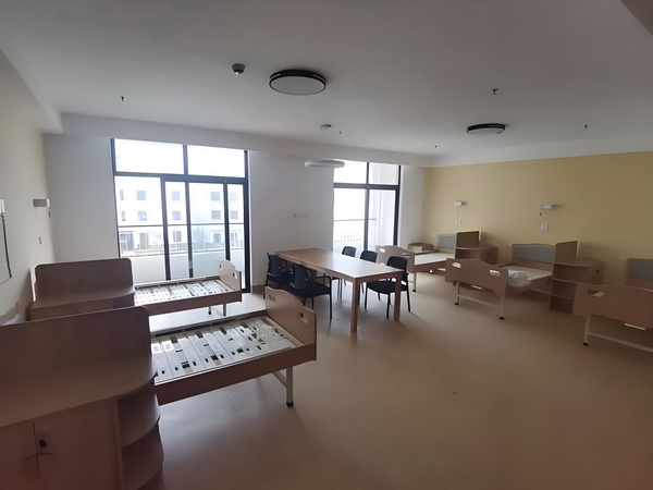 佟丽娅儿子正脸曝光，五官气质超像爸爸